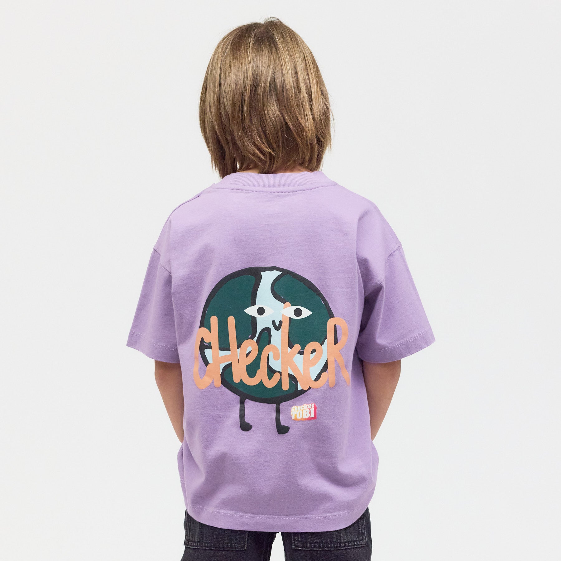 Rückansicht des lila Checker Tobi Shirts am Model: Detailreicher Weltkugel-Print auf nachhaltigem Bio-Stoff für kleine Entdecker.