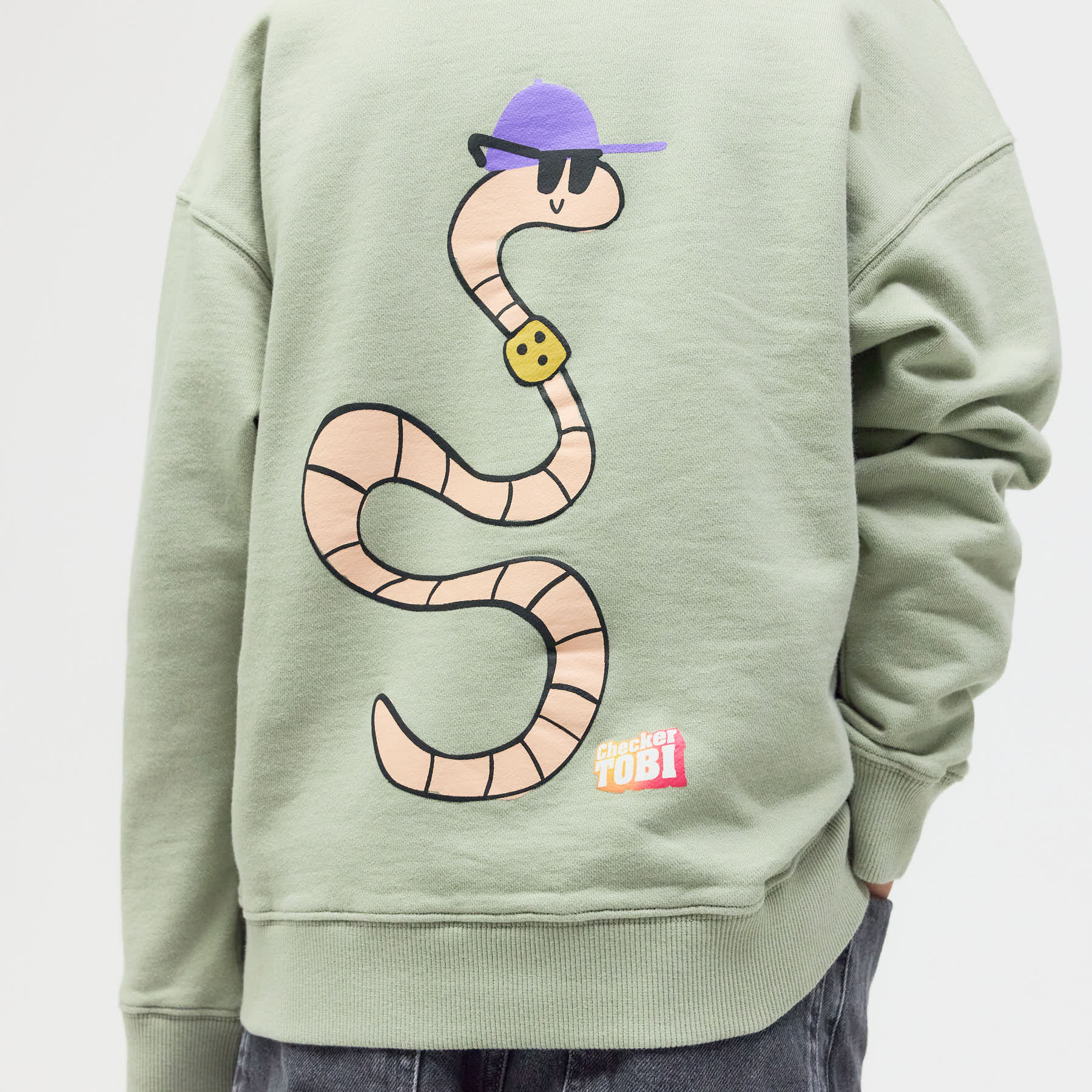 Detailansicht des Regenwurm-/Checker Tobi Logo - Siebdrucks auf der Rückseite – farbechter und robuster Druck für tägliche Abenteuer.