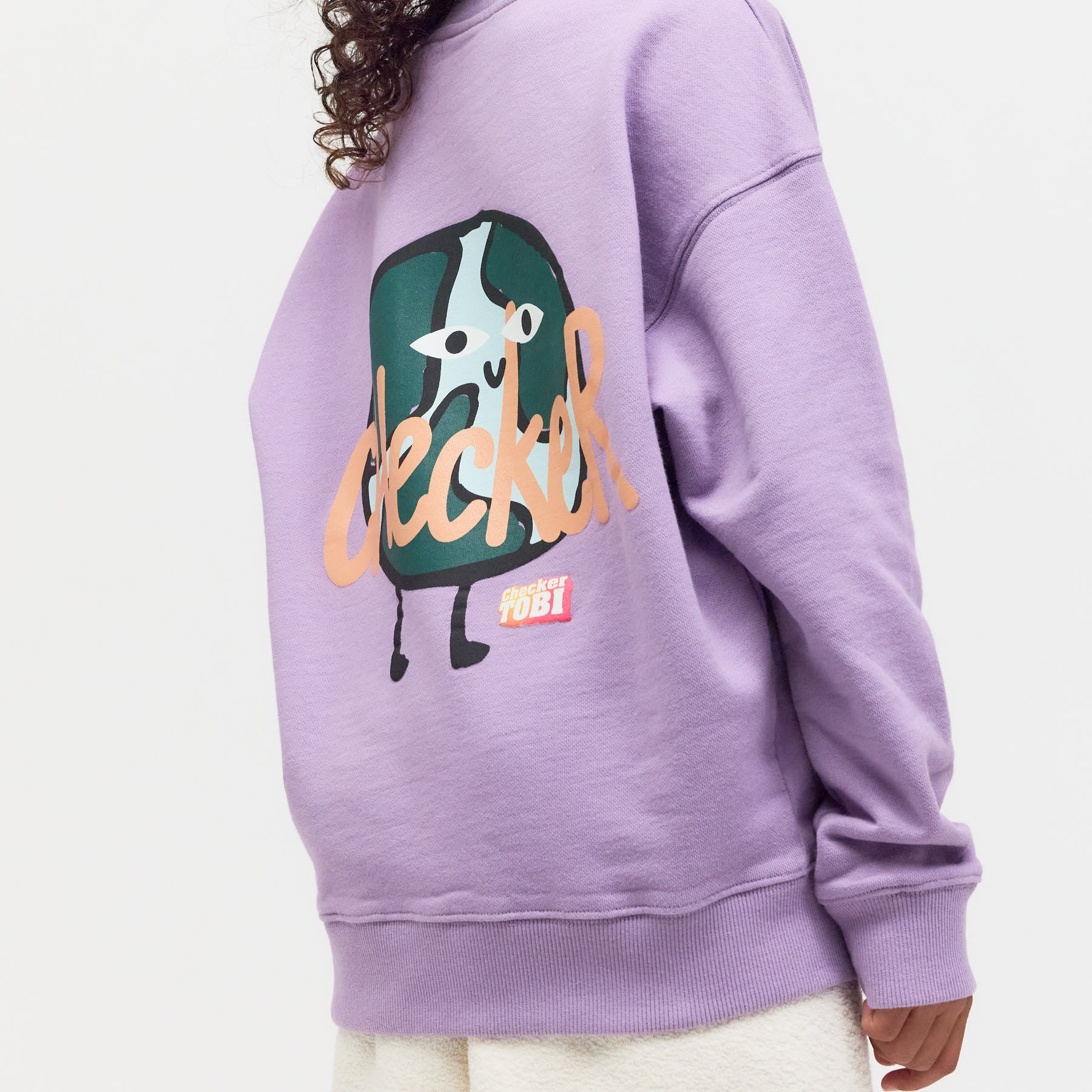 Nahaufnahme der Weltkugel-Grafik auf dem fliederfarbenen Sweat-Stoff – hochwertiger Siebdruck auf atmungsktivem und weichem Material.