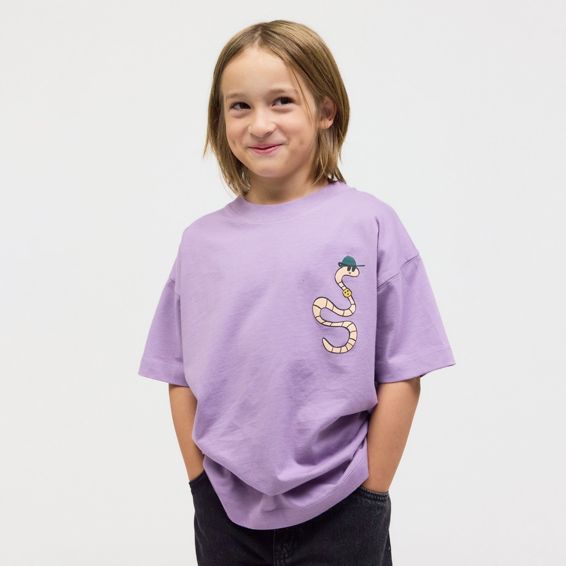 Nahaufnahme des Regenwurm-Charakters auf dem helllila T-Shirt – schadstofffreier, hochwertiger Siebdruck, Made in Portugal.